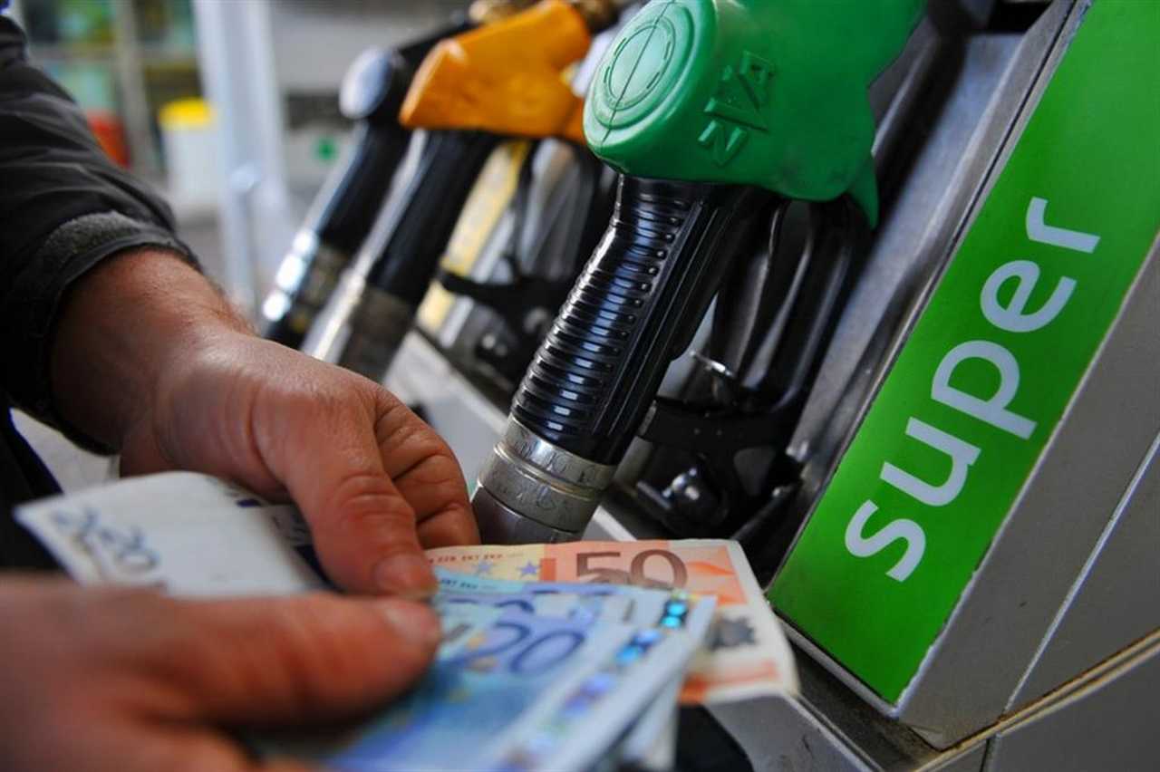 Eni, l’ombra del “caro benzina”: tra sconti schivatasse e l’ipotesi del ritorno sotto la regia statale